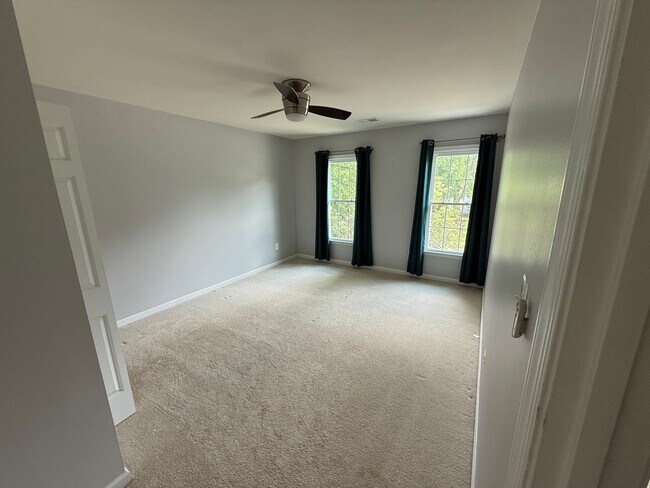 Building Photo - Gorgeous 5 Bed 3.5 Bath Single Family Home...