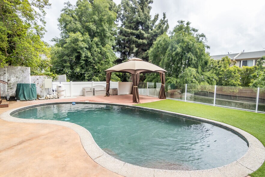 Building Photo - 5326 Leghorn Ave