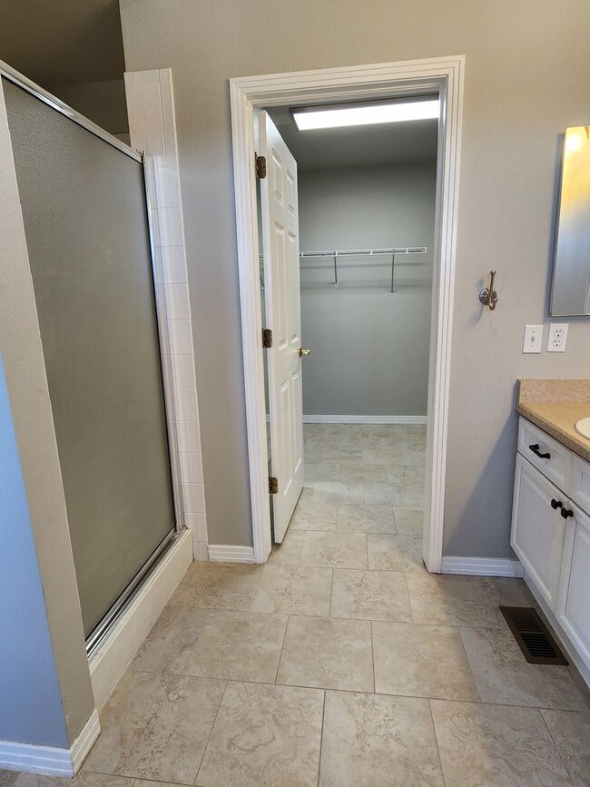 Building Photo - Parker home in Desired Stonegate Neighborhood!