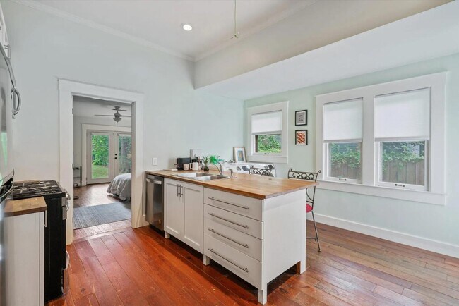 Building Photo - 2030 Young Ave