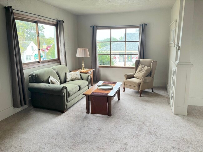 Building Photo - 113 Saint Anthony St N