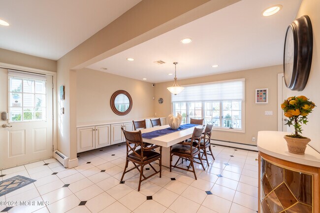 Building Photo - 409 6th Ave