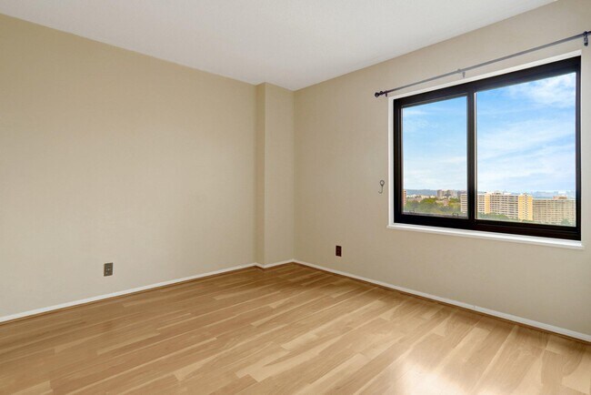 Building Photo - 307 Yoakum Pkwy