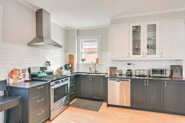 Building Photo - 44 Cottage St