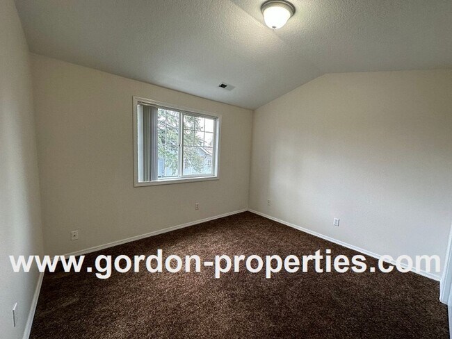 Building Photo - SE 73rd Ave - 3 bedroom townhouse in Mt Sc...
