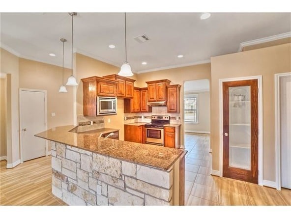 Building Photo - 2118 Yturria Dr