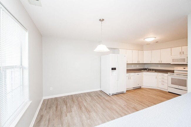 Building Photo - 2 Bedroom 2.5 Bathrooms in South Chesapeake