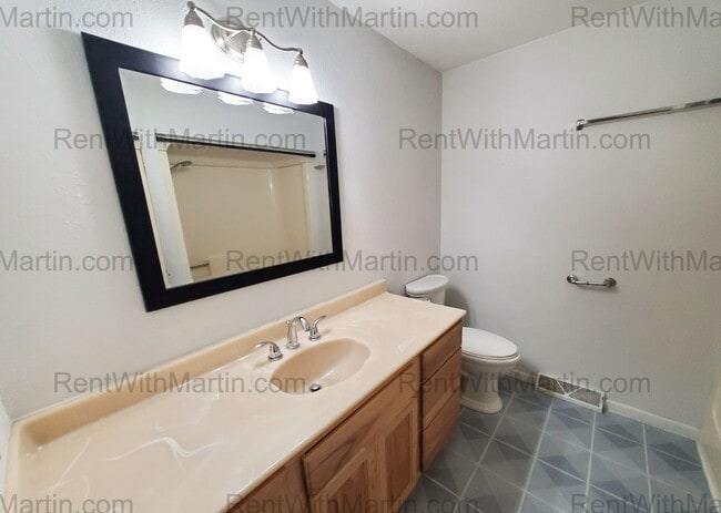 Building Photo - 3 Bedroom, 2 Bath & Main floor laundry- 6th St in Oelwein Iowa!