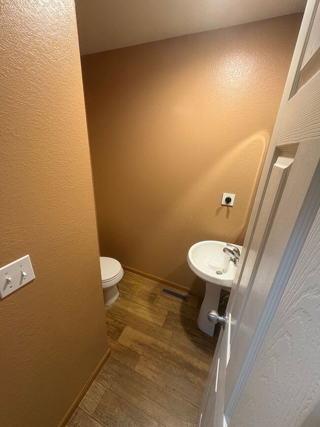 Building Photo - 3 bedroom 2.5 bathroom single family home in Cedar Falls school district