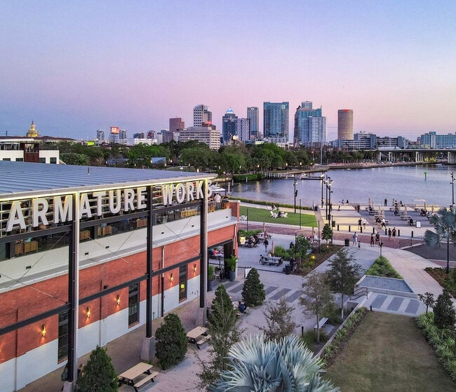 Building Photo - 2402 N Ola Ave