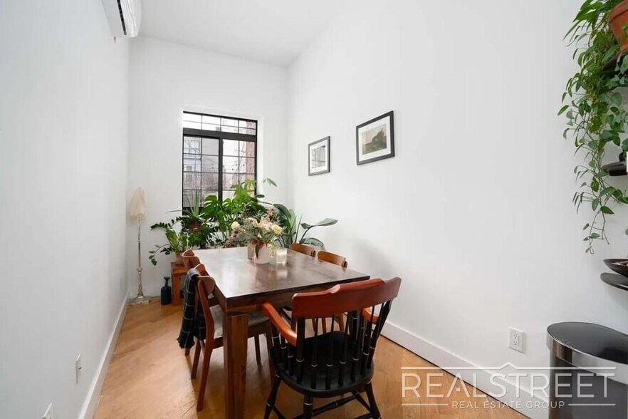 Building Photo - Prime Williamsburg 3-Bedroom with Private Backyard + Laundry in Building