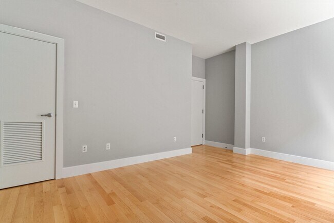 Building Photo - 70 Lincoln St