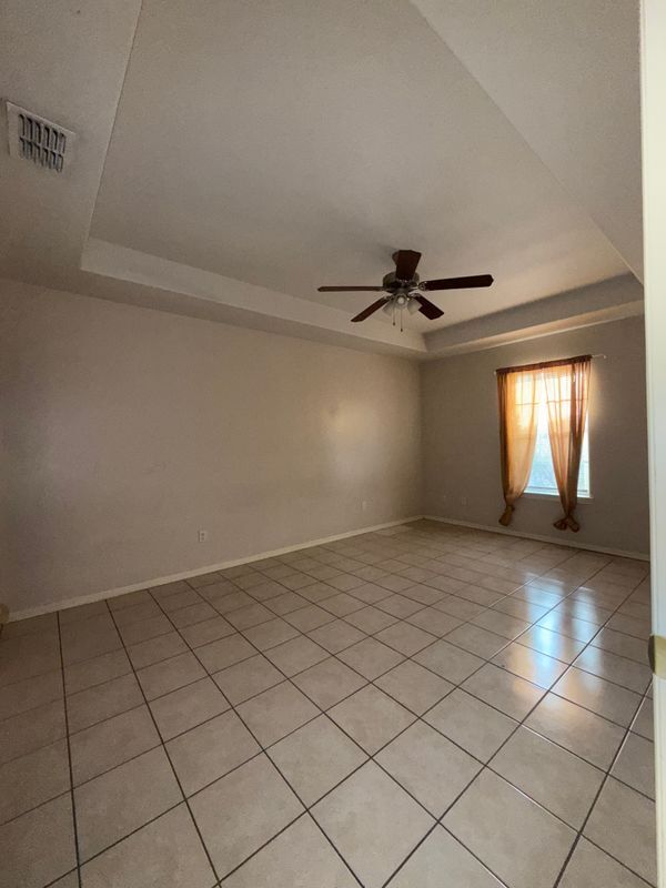 Building Photo - 2302 W Candlelight Ln