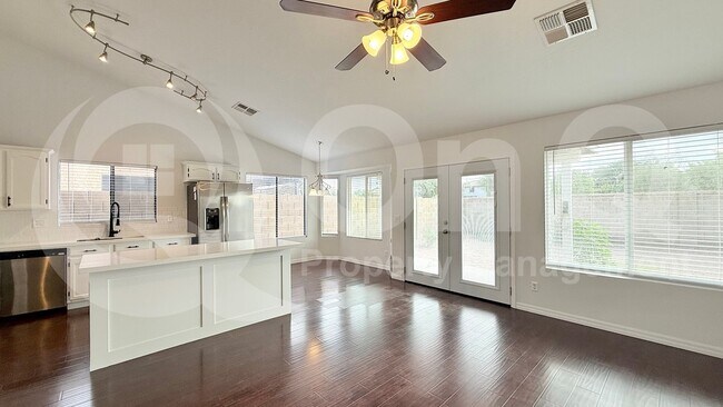 Building Photo - 307 N Red Rock St