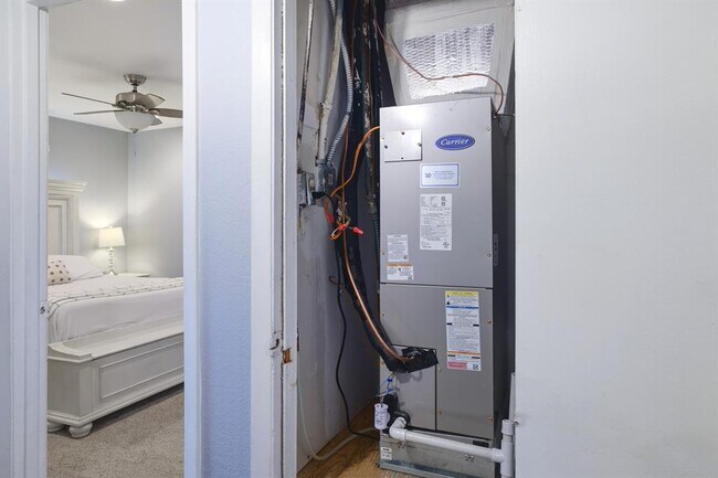 Building Photo - 2401 Manor Rd