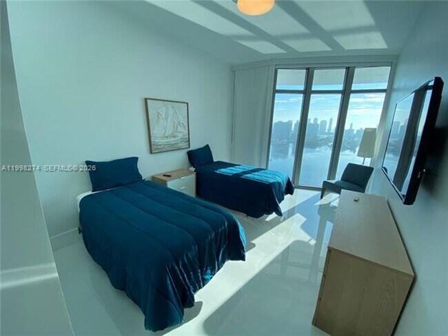 Building Photo - 17301 Biscayne Blvd