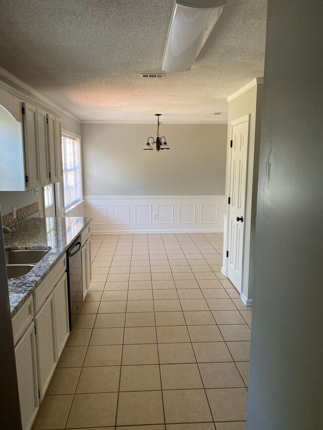 Building Photo - Spacious 3BR/2BA Home with Open Floor Plan, Granite Countertops & Fenced Backyard