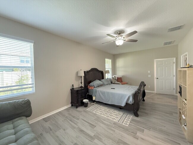 Building Photo - "Charming 3-Bed Oasis with 2 Full Baths in...