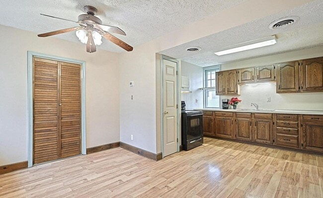 Building Photo - Beautiful 3 Bedroom, 1.5 Bath in Colonial West York!