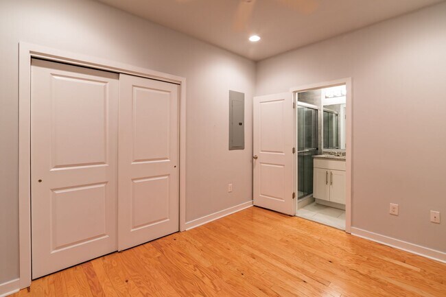 Building Photo - Five Bed Manayunk Apartment