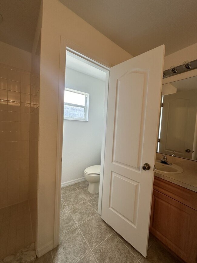 Building Photo - Spacious 4 bed 2 bath, 2 car garage with fenced-in backyard in Poinciana Neighborhood