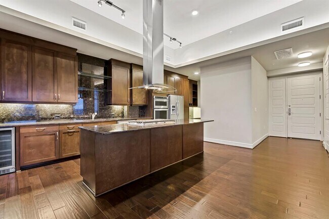 Building Photo - 214 Barton Springs Rd