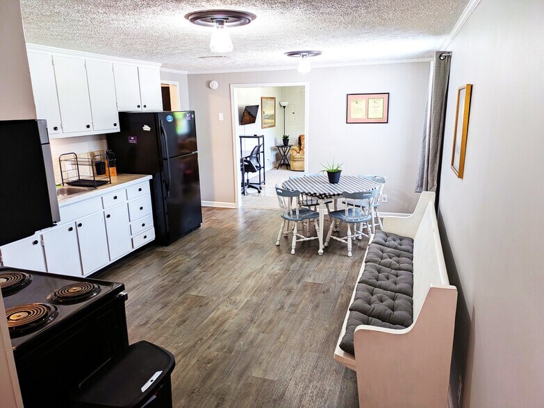 Building Photo - 401 Kingwood Dr