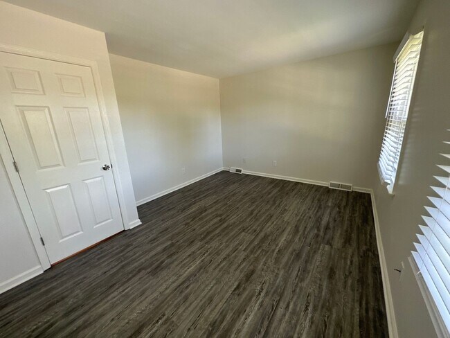 Building Photo - 185 S Eagle Creek Dr