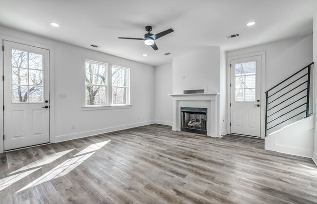 Building Photo - Modern Comfort + Extra Space — Beautiful 3BR/2.5BA Home on Foster Ave!