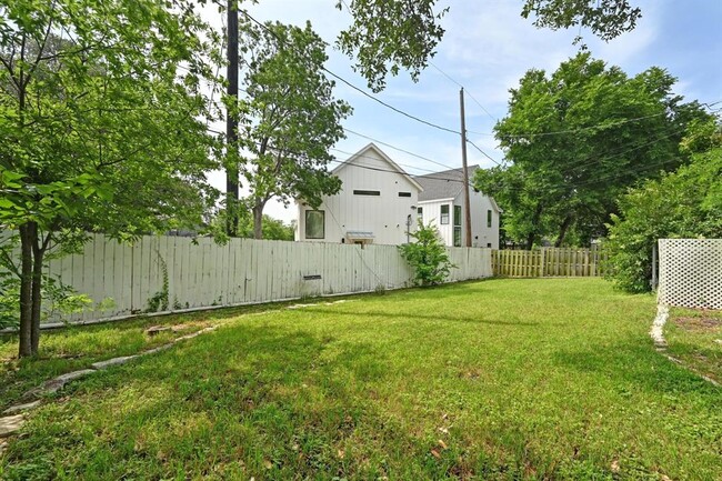 Building Photo - 3103 S Oak Dr