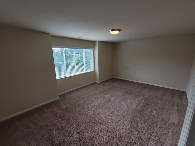 Building Photo - Dog Friendly 4 Bed, 3 Bath Home in North Albany!