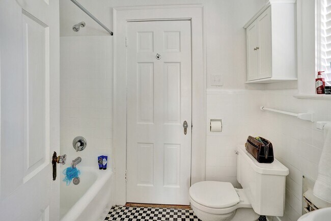Building Photo - 711 E 46th St