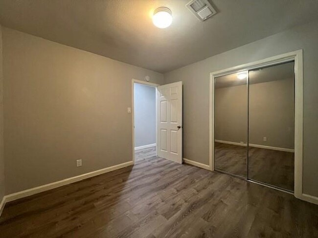 Building Photo - 304 N Oak St