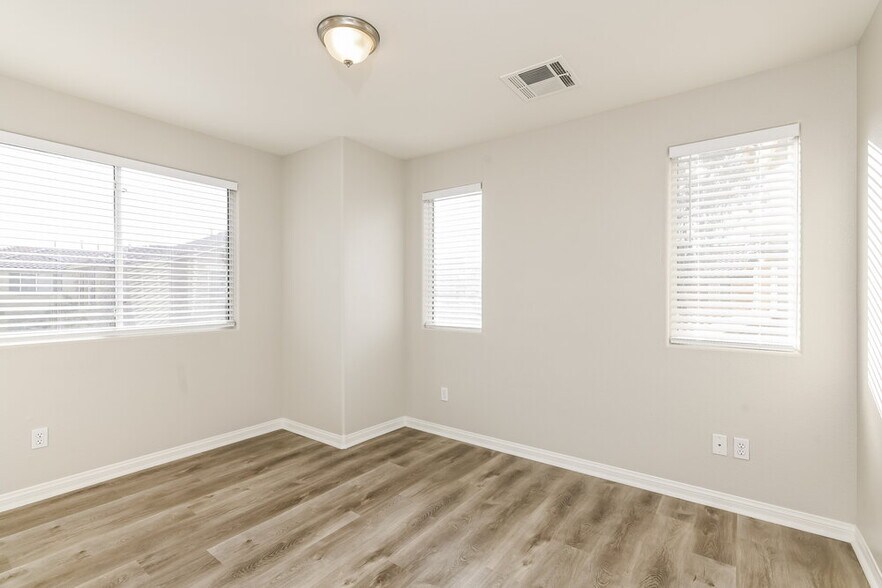 Building Photo - 1158 Claire Rose Ave