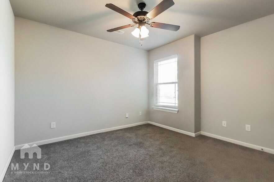 Building Photo - 2303 SW Worthington Ave