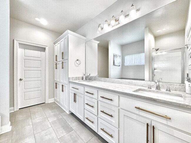 Building Photo - Elegant Townhouse in StoneLake Village – Stylish 3BR/2BA with Garage & Patio