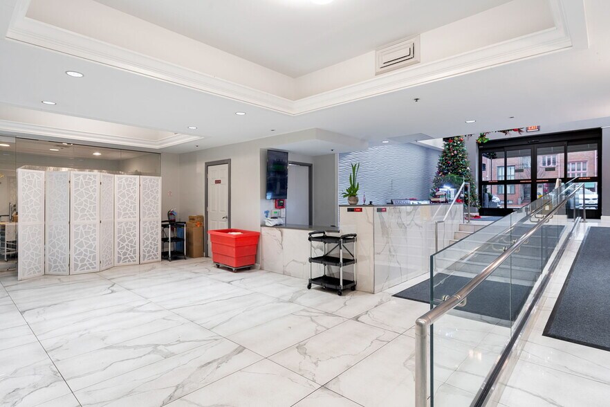 Building Photo - 200 Lombard St