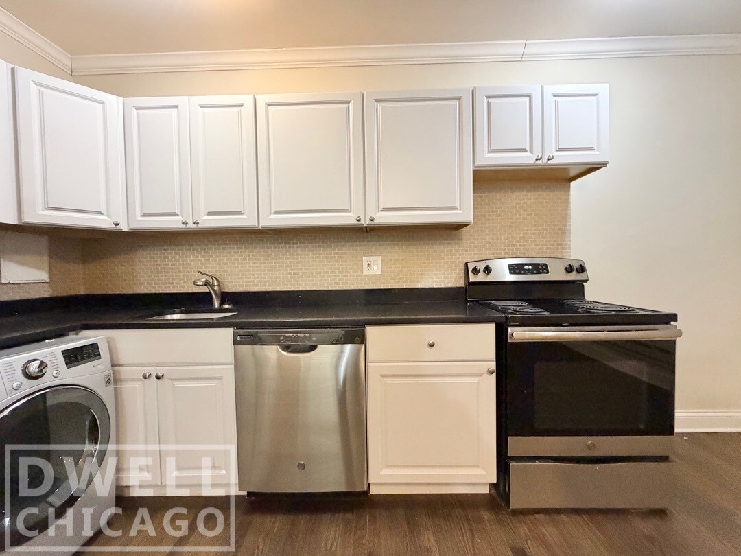 Building Photo - 3333 N Marshfield Ave