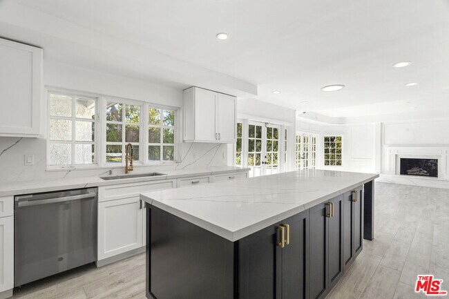 Building Photo - 3217 Hutton Dr