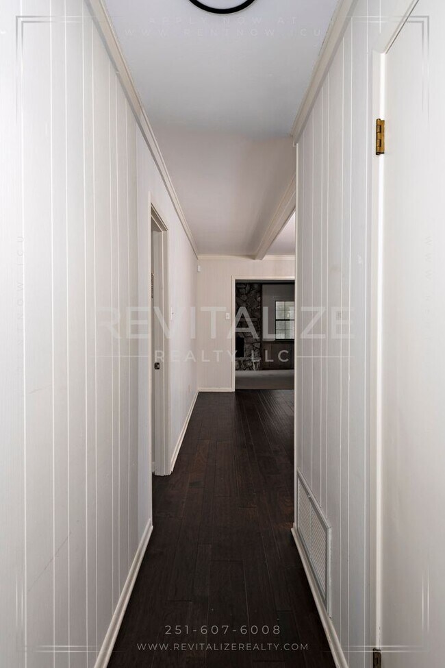 Building Photo - 3/2 Brick Home with Sunroom, Deck, and Car...