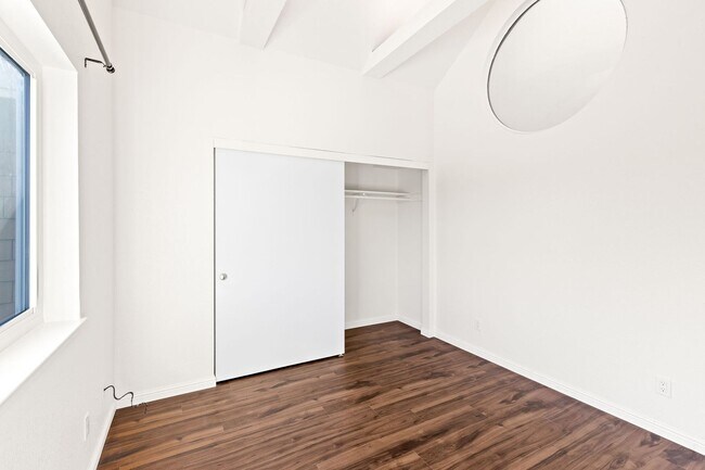 Building Photo - Bright 2 Bedroom 1.5 Bath Condo with Priva...