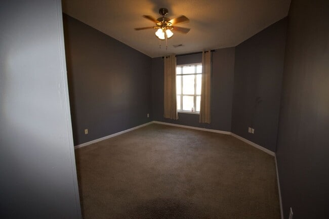 Building Photo - 120 Breezewood Dr