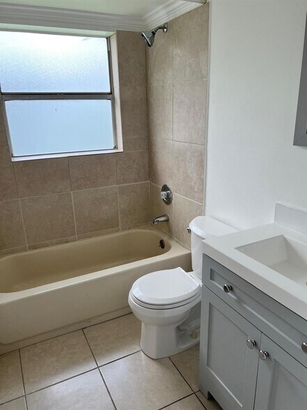 Building Photo - 1040 Twin Lakes Dr