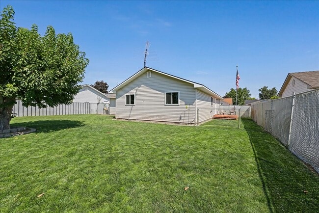 Building Photo - 20 10th Ave N