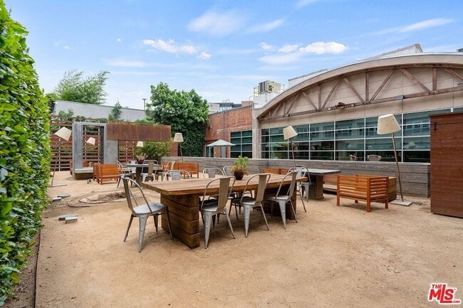 Building Photo - 527 Molino St