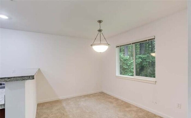 Building Photo - Tranquil Top-Floor Condo in Issaquah's Tan...