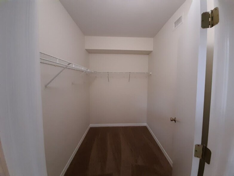 Building Photo - Coming early August 2/2  Ground floor  with newer carpeting