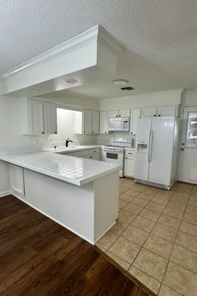 Primary Photo - 305 Halcott Dr