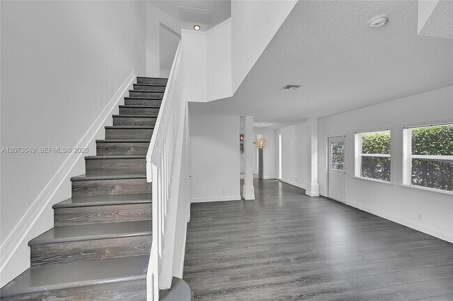 Building Photo - 11201 Lakeview Dr