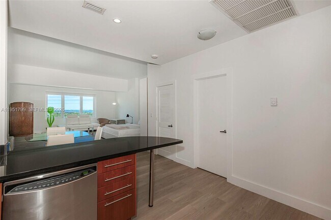 Building Photo - 2301 Collins Ave